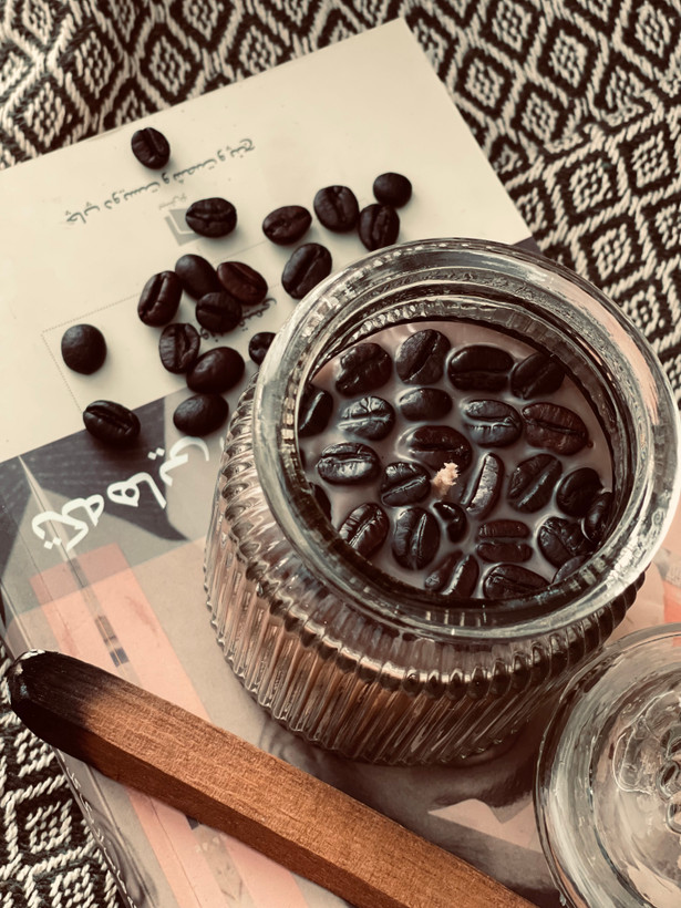 شمع معطر شیشهای با دیزاین دانههای قهوه گالری رامونا